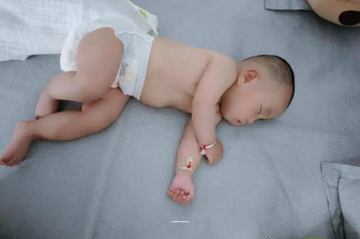 广西三个月宝宝抬头不稳